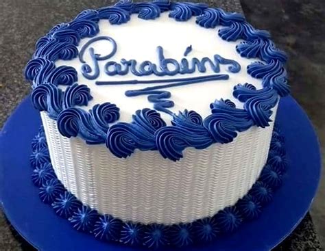 bolo redondo masculino azul Bolo do Sonic redondo de chantilly azul e branco, nas cores do personagem
